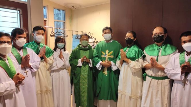 Bersama para petugas liturgi Prodiakon  Misdinar Lektor dan Pemazmur---